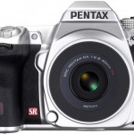 Серебристая зеркалка Pentax K-5 с самым тонким в мире унифокальным объективом [фото]