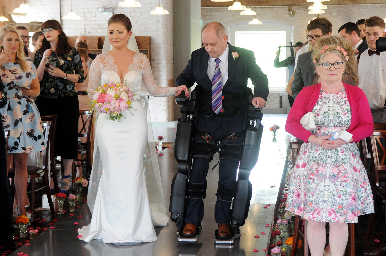 Трогательное видео: экзоскелет помог парализованному отцу отвести дочь к алтарю